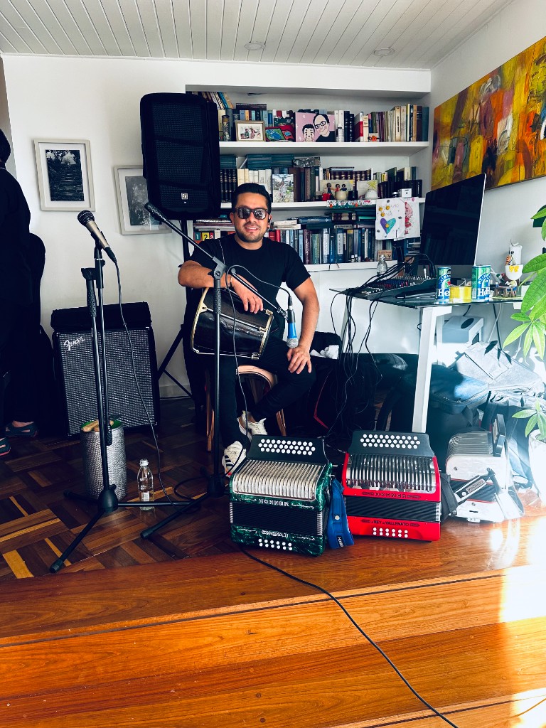 Director de Vallenato J.R. en estudio con caja vallenata, acordeones y equipo de sonido.