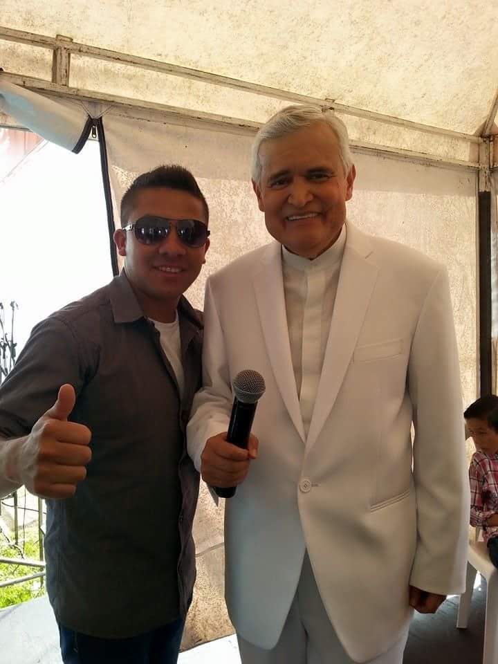 Fotografía junto a Jorge Barón durante jornada de televisión.