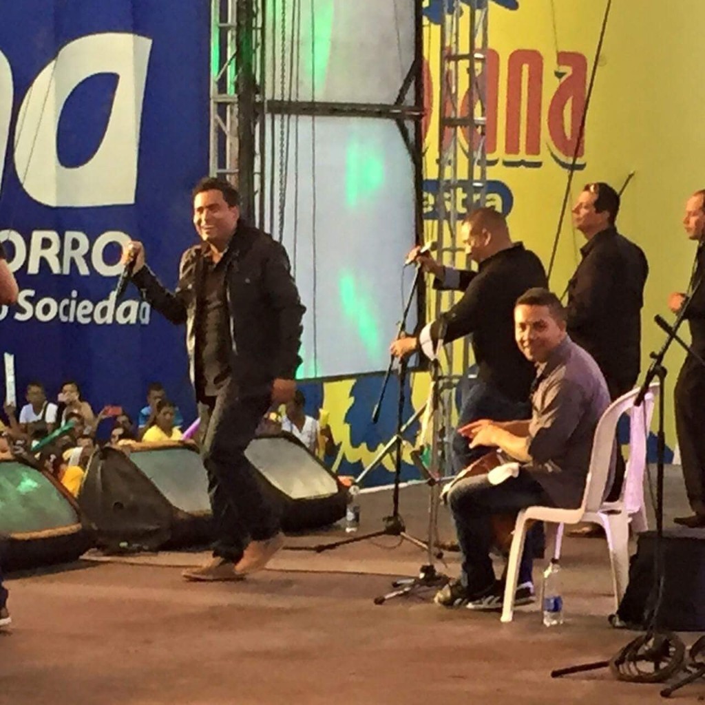 Momento de show en festival con banda completa.