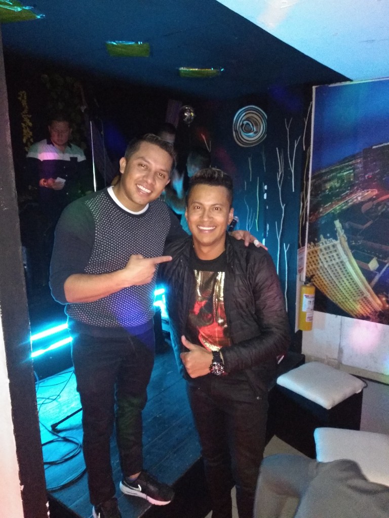 Fotografía junto a artistas en camerino después de show.