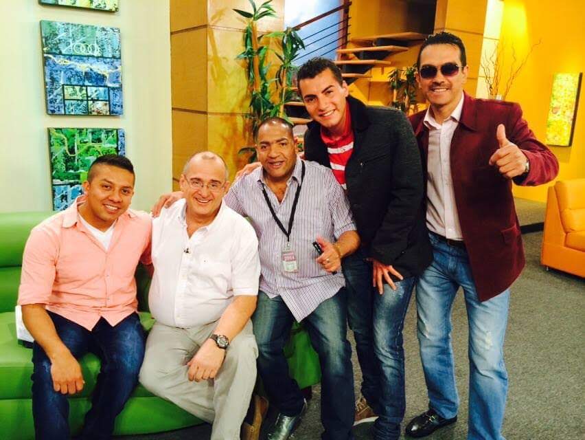 Participación en set televisivo junto a invitados.