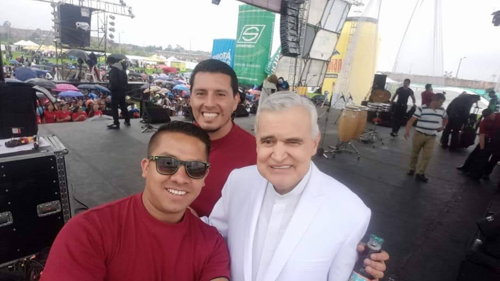 Evento masivo en tarima junto a invitados.