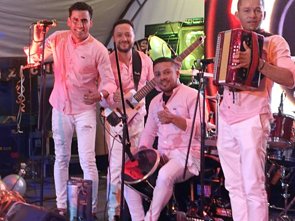 Show completo en vivo en tarima.
