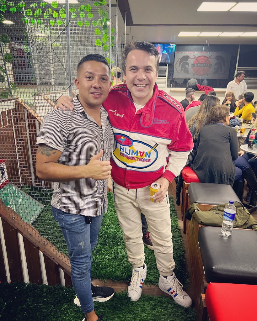 Fotografía junto a invitado destacado en evento social.