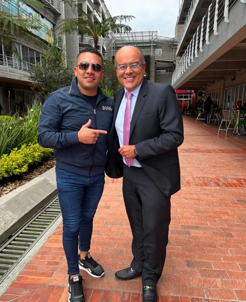 Fotografía junto a actriz invitada en evento público.