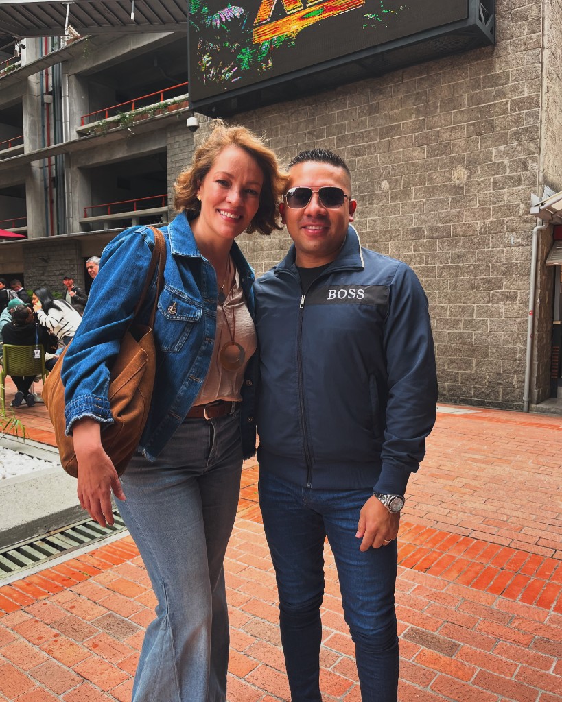 Compartiendo en evento navideño con invitados.